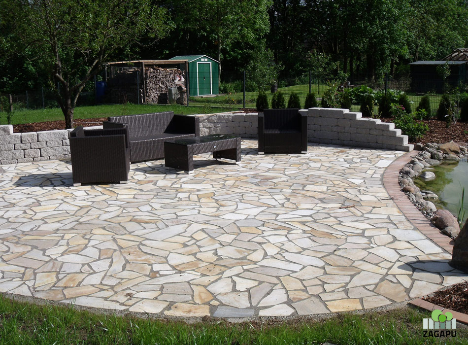 Terrasse mir Bruchsteinpflaster